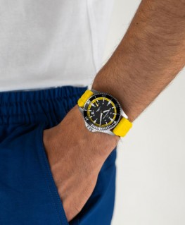 montre-hamilton-khaki-navy-scuba-automatique-h82395332-hamilton-porte