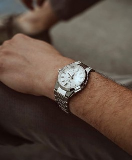 montre-casio-edifice-automatique-carbone-texture-blanc_efk-100d-7aer-casio-image-porte
