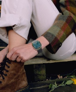 montre-casio-vintage-acier-edgy_aq-240e-3aef-casio-porte2