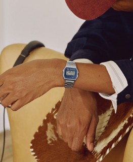 montre-casio-vintage-acier-fond-bleu_a158wea-2ef-casio-image-porte