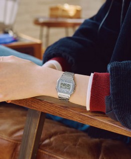 montre-casio-vintage-acier-fond-gris_a158wea-7ef-casio-image-porte
