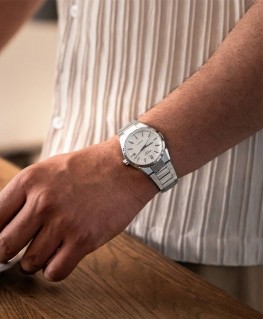 montre-casio-edifice-automatique-carbone-texture-blanc_efk-110d-7aer-casio-visuel-porte