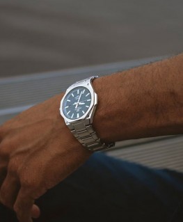 montre-casio-edifice-slim-bleu-gris-texture_efr-s108de-3avuef-casio-image-porte