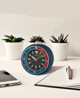 réveil-seiko-plastique-rond-bleu-rouge-qhe207l-visuel