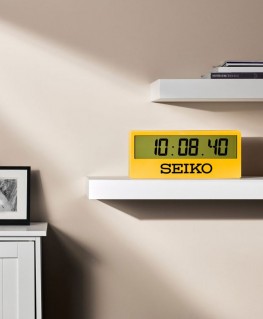 horloge-murale-seiko-digitale-jaune-qhl073y-visuel-3