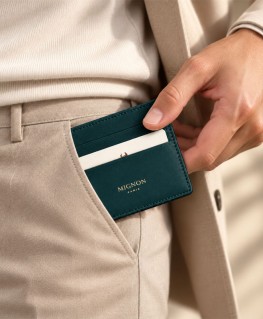 étui-cartes-mignon-paris-bon-voyage-vert-impérial-800613M-porté