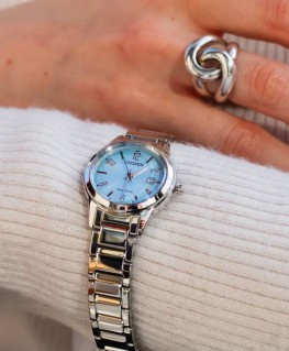 montre-femme-citizen-eco-drive-FE1241-71L-bleu-porté