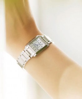 montre-femme-citizen-l-eco-drive-EW5600-87D-nacre-blanche-porté