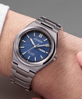 montre-homme-citizen-super-titanium-eco-drive-AW0151-00L-bleue-porté