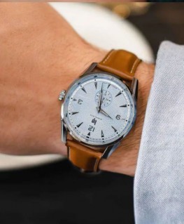 montre-homme-lip-himalaya-classique-671734-porté