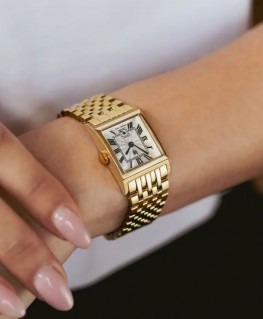 montre-lip-churchill-doré-671957-porté