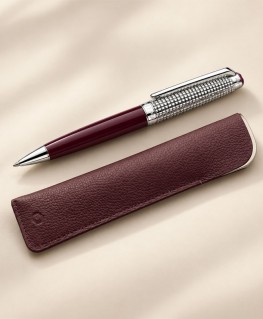 Set Caran d'Ache Léman Toile de Jouy – Stylo Bille & Étui en Cuir de Vachette Bordeaux